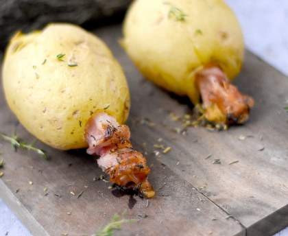 Pommes de terre rôties et garnies au bacon et au comté