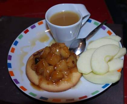 Pommes fondantes au caramel au beurre salé sur palet breton