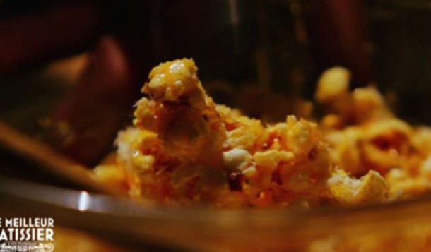 Pop-corn caramel et noix de coco