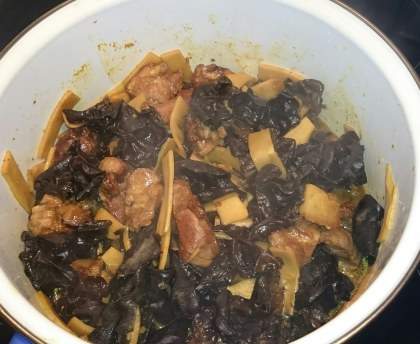 Porc aux pousses de bambou et champignons noirs