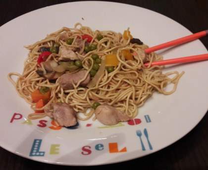 Porc sauté aux nouilles chinoises, cuisson au wok