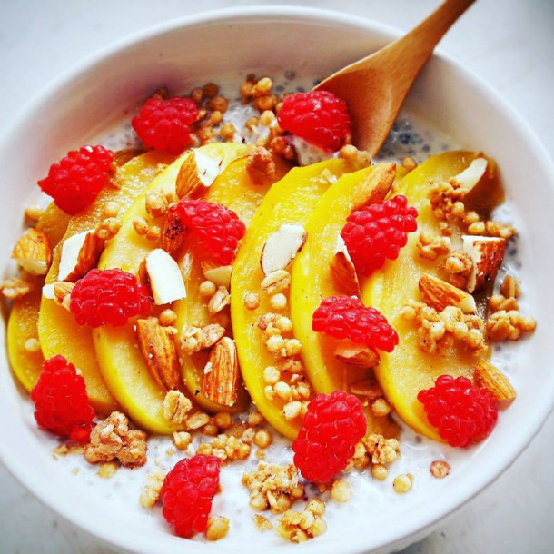 Porridge de graines de chia au lait d'épeautre et pomme caramélisée healthy et vegan