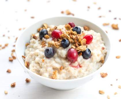 Porridge fruité au fromage blanc