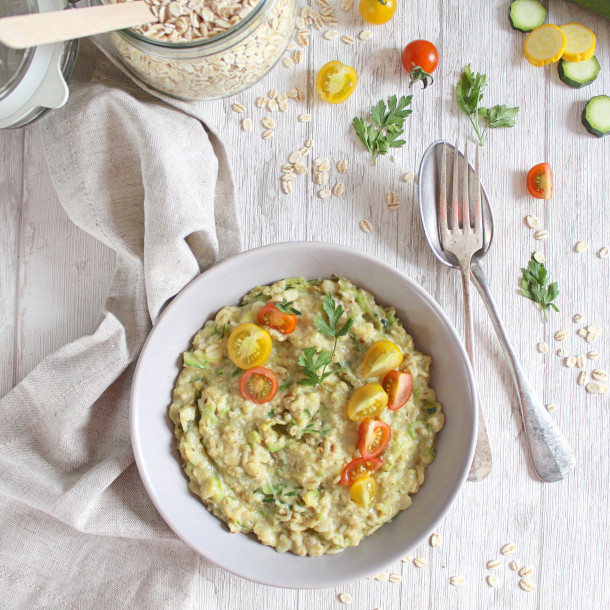 Porridge salé d'orge, courgettes et tomates cerises