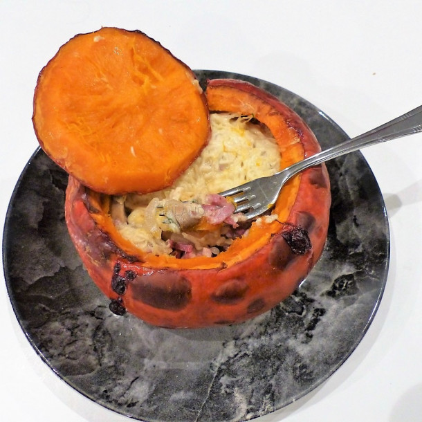 Potimarron farci aux champignons, oignons et lardons