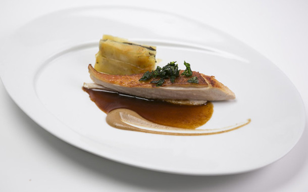 Poularde de Bresse en suprême, mille feuilles de pommes rattes truffées