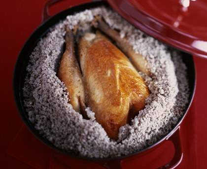 Poulet juteux en croûte de sel