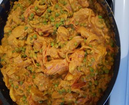 Poulet malaisien pimenté au lait de coco et petits pois