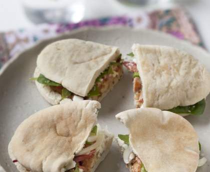 Poulet mariné en sandwich frais au pain pita