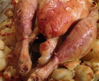 Poulet rôti et pommes de terre fondantes au four