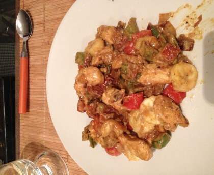 Poulet sauté au curry, petits légumes et banane