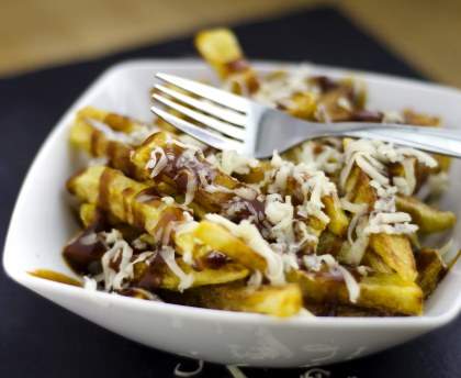 Poutine typiquement québécoise