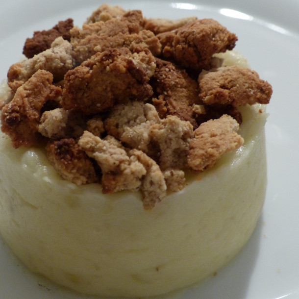 Purée de pomme de terre au lait d'amande et son crumble à l'amande et à la farine de souchet