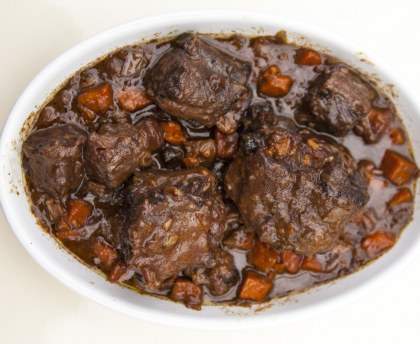 Queue de boeuf confite au vin rouge