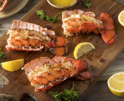 Queues de langouste au four flambées au cognac