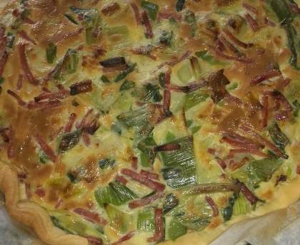 Quiche au poireaux, mascarpone et allumettes de jambon