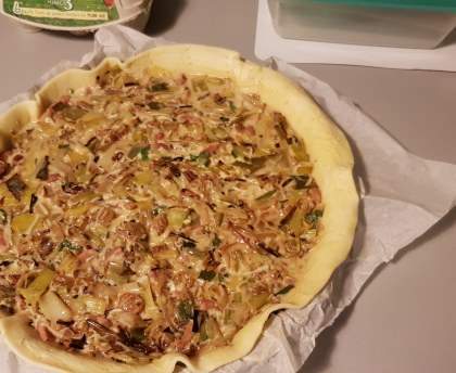 Quiche aux poireaux, raisins secs et lardons