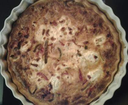 Quiche aux poivrons, lardons et fromage de chèvre frais.