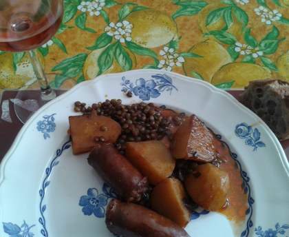 Ragoût de lentilles en sauce et saucisses