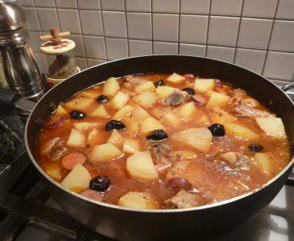 Râgout de pommes de terre, porc et olives