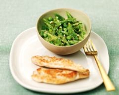 Ramequin de légumes verts au curry, glace coco et poulet grillé