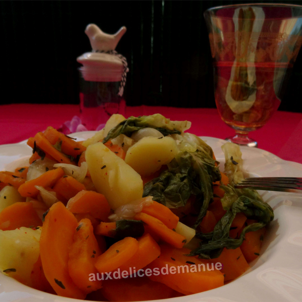 Rata de carottes, pommes de terre, feuilles de chêne et oignons frais