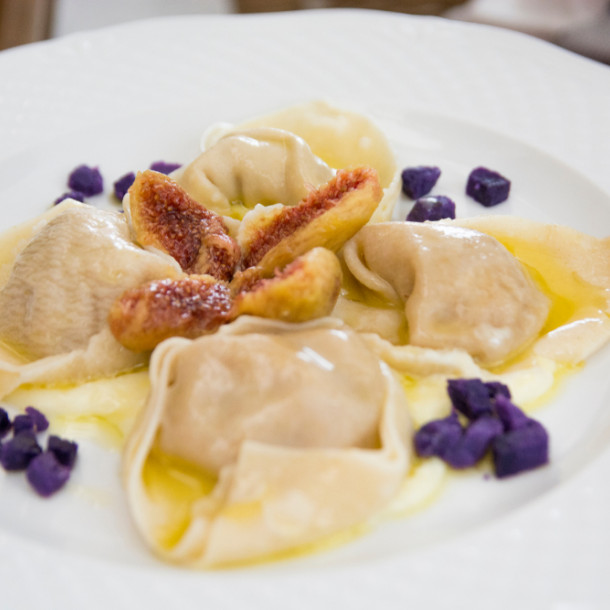 Ravioles végétales de figues, crème et noix