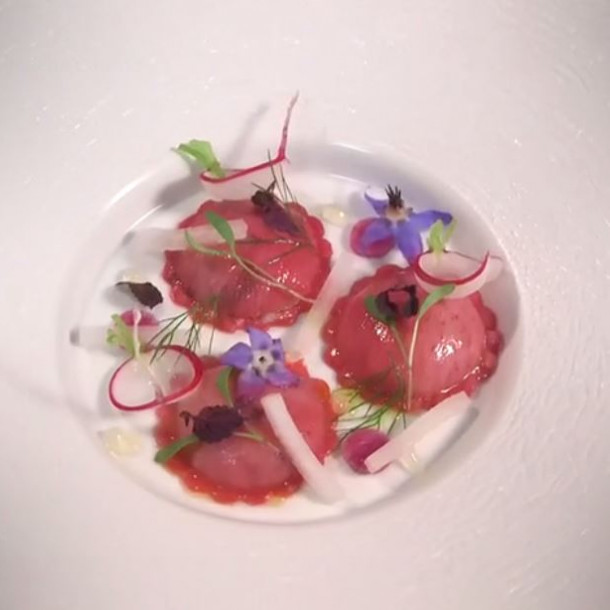 Ravioli de langoustine, consommé Hanoï, radis, coriandre