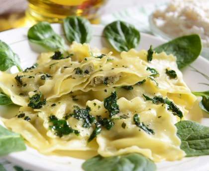 Raviolis aux fromages sur un lit d'épinards