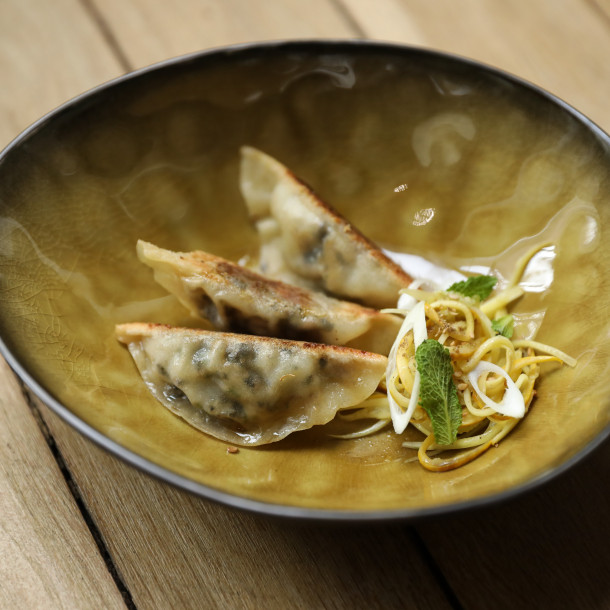Raviolis croustillants de volaille, spaghettis de légumes et bouillon de crevettes