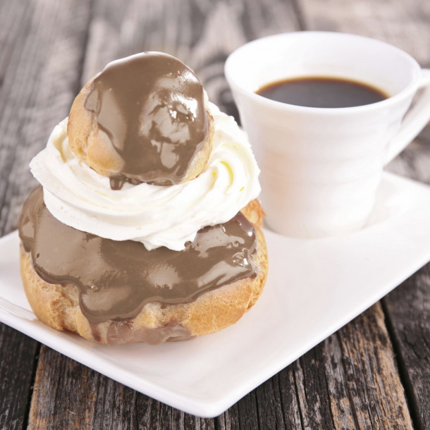 Religieuse au café