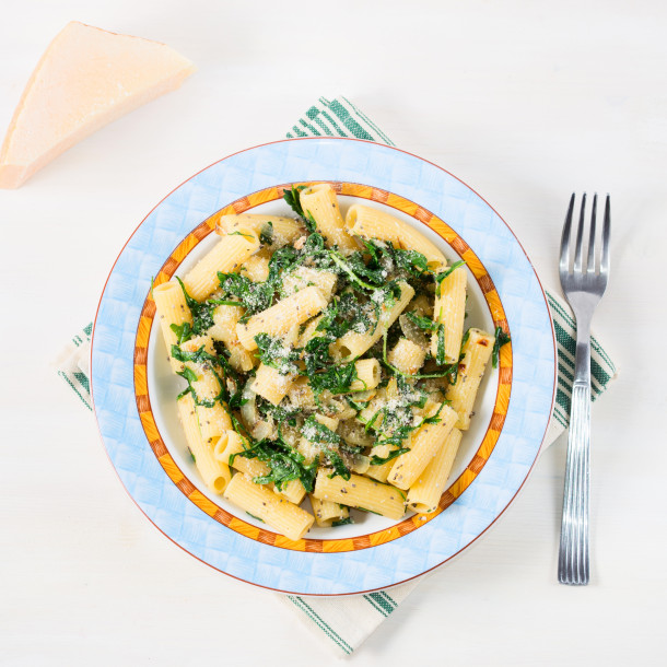 Rigatoni oignons, roquette et graines de chia