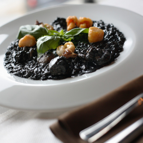 Risotto à l'encre de seiche et aux Saint-Jacques