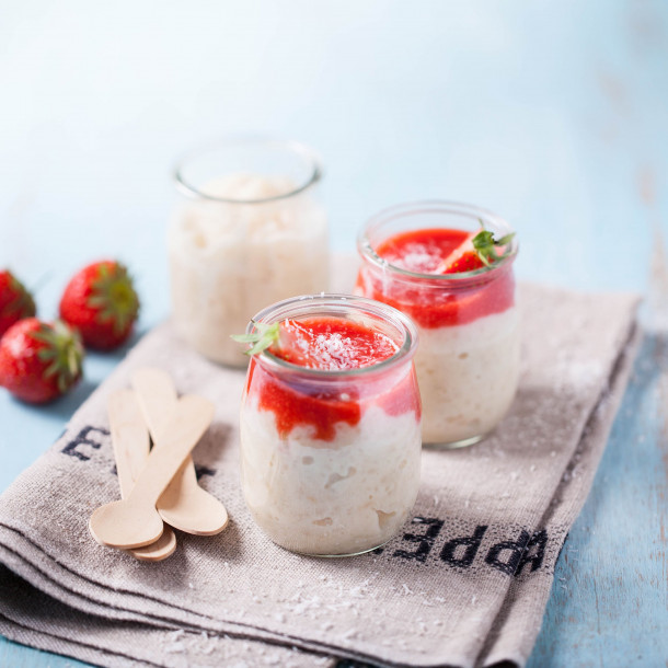 Riz au lait de coco et coulis de fraise