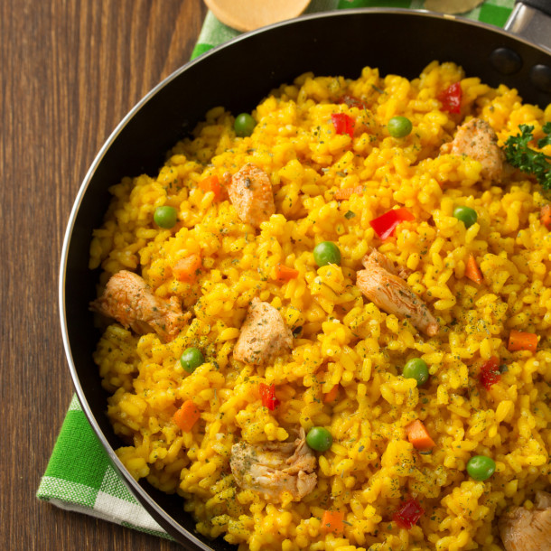 Riz au poulet et petit pois, aromatisé au safran