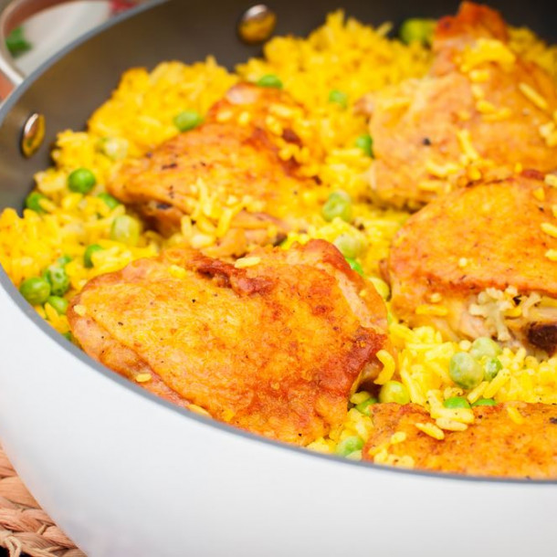 Riz au poulet, safran et petits pois en cocotte