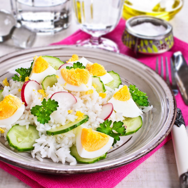 Riz aux radis, concombre et œuf dur