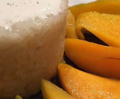 Riz collant à la mangue