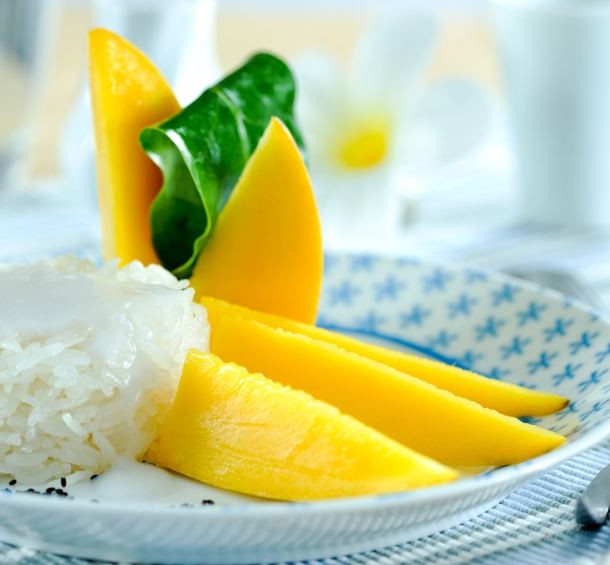 Riz gluant au lait de coco et à la mangue