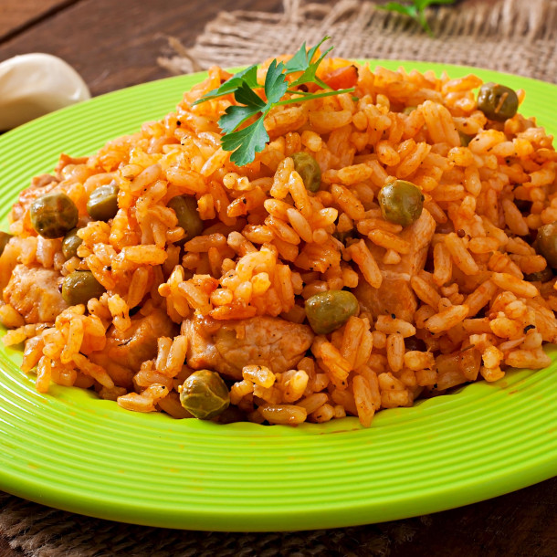 Riz pilaf au poulet et petits pois fait-maison