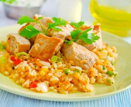 Riz pilaf au poulet et petits pois