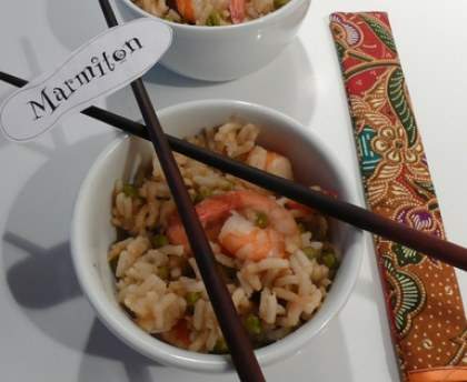 Riz sauté au crevettes et petits pois