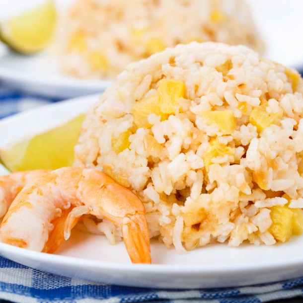Riz sauté aux crevettes à l'ananas