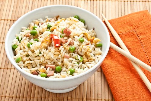 Riz sauté aux petits pois, lard fumé et menthe