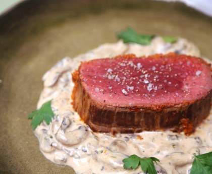 Rôti de boeuf au four, sauce aux champignons et pesto rouge