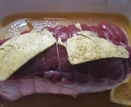 Rôti de cerf à la sauce au poivre vert