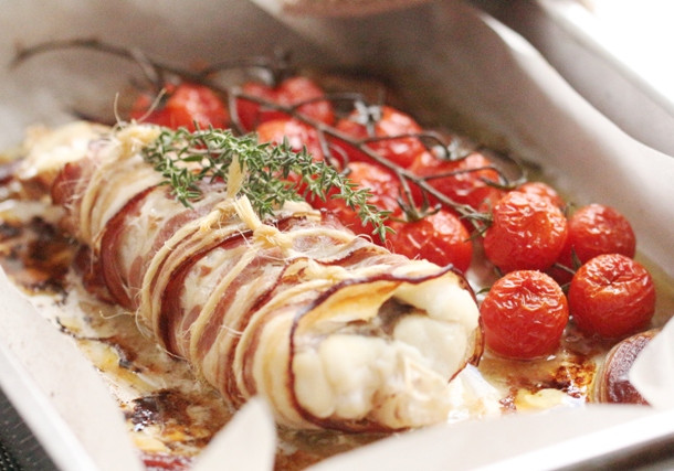 Rôti de Lotte au Lard Fumé, Tomates en Grappes & Échalotes Confites