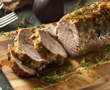 Rôti de porc à l'ail et au thym, rattes au four