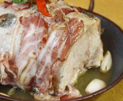 Rôti de porc au lard et petits oignons
