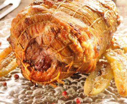 Rôti de porc laqué et bananes poêlées
